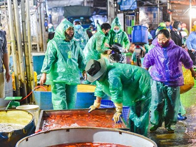 Chợ cá chép đỏ lớn nhất miền Bắc nhộn nhịp trước Tết ông Công, ông Táo