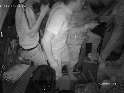 Nhóm người cầm mã tấu hành hung tài xế xe khách trình diện công an