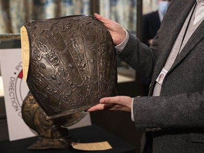 Bảo tàng Louvre tìm được bộ giáp quý sau gần 40 năm bị đánh cắp