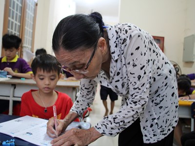 Bà giáo miệt mài gieo con chữ