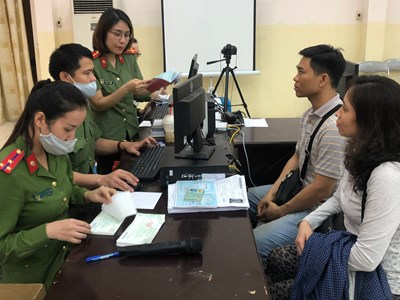 Trắng đêm làm thủ tục cấp thẻ CCCD gắn chíp cho người dân