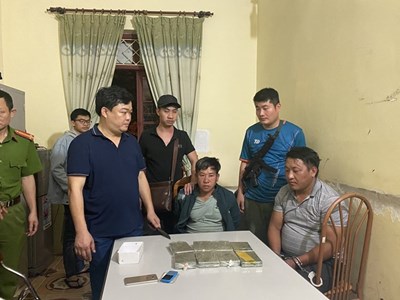 Bắt quả tang 2 đối tượng vận chuyển 8 bánh heroin ở Sơn La