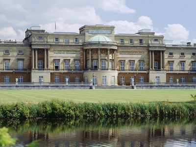 Hoàng gia Anh mở cửa cung điện đón du khách