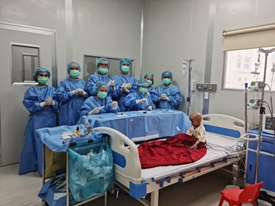 Lần đầu ghép tế bào gốc cứu sống bệnh nhi u nguyên bào võng mạc