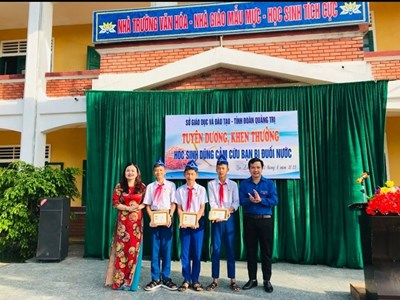 Tặng Huy hiệu “Tuổi trẻ dũng cảm” cho 3 học sinh cứu người đuối nước