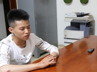 “Quái xế” lạng lách, tung ớt bột vào Cảnh sát giao thông