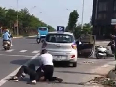 Khen thưởng tài xế taxi dũng cảm bắt giữ đối tượng trốn truy nã đặc biệt