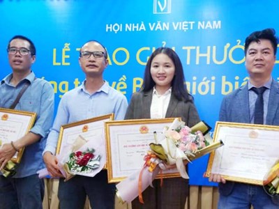 Người viết trẻ không còn tự thân và đơn độc