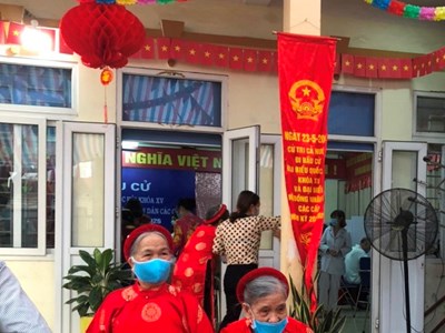 Xúc động với những cử tri đặc biệt