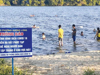 Cảnh báo từ những bến tắm tự phát dọc sông Hương