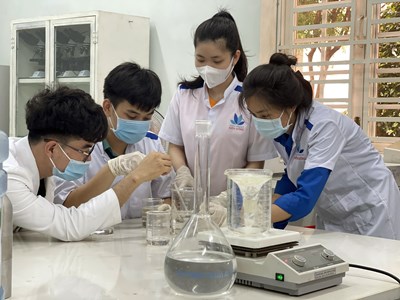 Sinh viên sản xuất 4.000 chai nước rửa tay sát khuẩn phòng dịch Covid-19