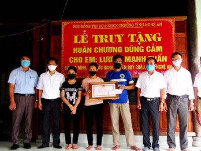 Truy tặng Huân chương Dũng cảm cho học sinh Nghệ An cứu 2 em khỏi đuối nước