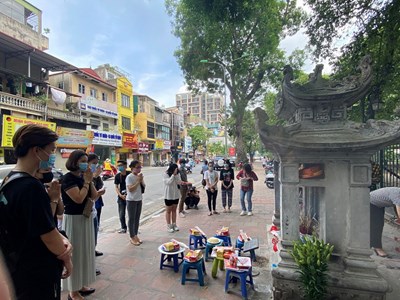 Sĩ tử cầu may... ở ngay ngoài di tích