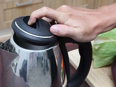 Nấu nước tắm bằng ấm siêu tốc, người phụ nữ bị điện giật tử vong