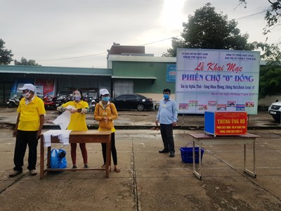 Ấm áp nghĩa tình phiên chợ 0 đồng ở Kiên Giang