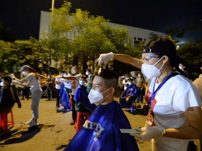 Xúc động nghệ sĩ biểu diễn ở Bệnh viện dã chiến TP.HCM