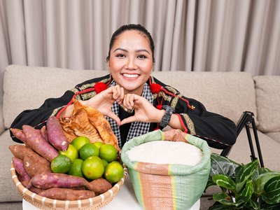 Hoa hậu H’Hen Niê bán nông sản hỗ trợ bà con vùng dịch