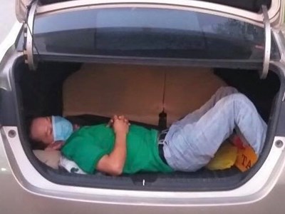 Nam thanh niên trốn trong cốp xe ôtô để thông chốt kiểm dịch