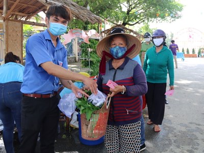 Hàng ngàn hộ khó khăn đi chợ “0 đồng”
