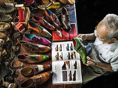 Bức ảnh Nghệ nhân đóng giày 90 tuổi đoạt huy chương Bạc tại Pháp