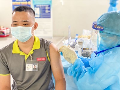 Tiếp tục bàn giao hơn 1,3 triệu liều vắc xin Covid-19 cho Bộ Y tế