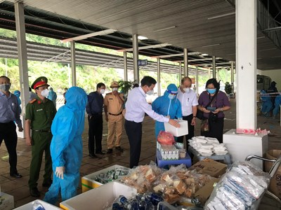 Đà Nẵng hỗ trợ người dân qua hầm Hải Vân về quê trong mưa gió