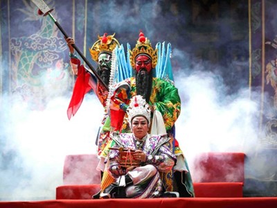 Sân khấu chờ ngày sáng đèn: Gập ghềnh bao nỗi lo toan