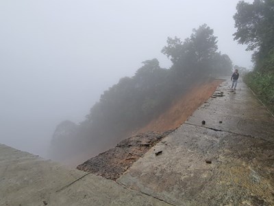 Đường lên Vườn quốc gia Bạch Mã bị sạt lở nghiêm trọng