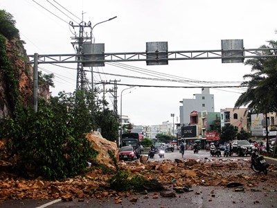 Sạt lở núi Bà Hoả làm 3 người bị thương