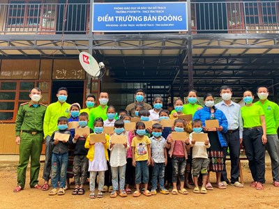 Tặng quà cho đồng bào dân tộc Bru Vân Kiều ở bản Đoòng