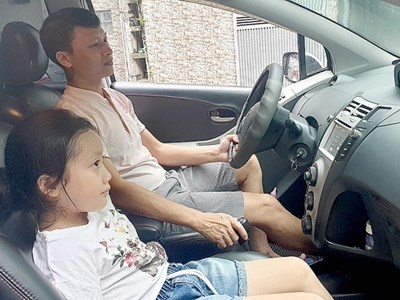 Có nên cấm trẻ em ngồi ghế trước xe ô tô?