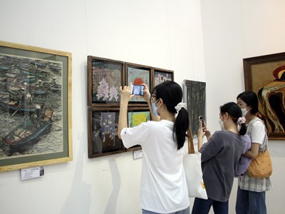 Trường ĐH Mỹ thuật TP.HCM triển lãm tranh gây quỹ hỗ trợ sinh viên bị ảnh hưởng Covid-19