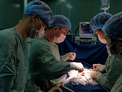 Phẫu thuật lấy búi tóc nặng nửa ký trong dạ dày bé gái 7 tuổi