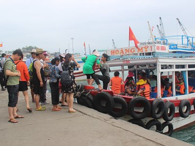 Lúng túng vì... khách du lịch tăng cao