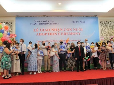 Nên giảm thủ tục nhận nuôi con nuôi