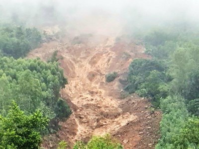 Di dời 100 hộ dân tại vùng sạt lở núi Cấm