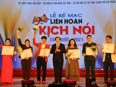 Bế mạc “Liên hoan Kịch nói toàn quốc 2021”: Trao giải cho những tác phẩm và nghệ sĩ xứng đáng