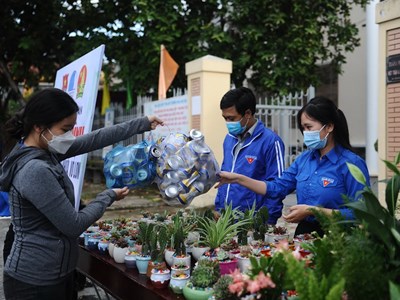 Đổi rác thải lấy cây xanh