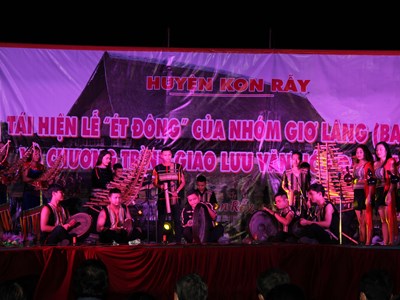 Bộ trưởng Nguyễn Văn Hùng dự tái hiện Lễ Et Đông của dân tộc Ba Na