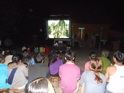 Nhọc nhằn “cõng” phim về bản