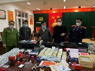 Phá đường dây làm giả 20.000 giấy tờ, tài liệu các cơ quan, tổ chức
