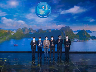 Tác phẩm nào được tôn vinh trong Cuộc thi ảnh "Tổ quốc bên bờ sóng" ?