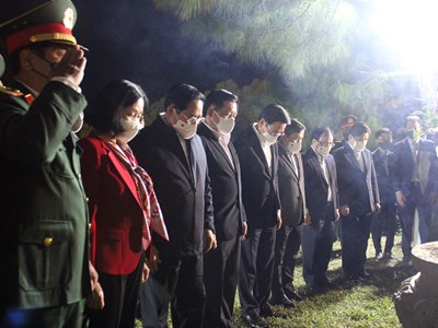 Thủ tướng Phạm Minh Chính dâng hương mộ Đại tướng Võ Nguyên Giáp ở Vũng Chùa - Đảo Yến