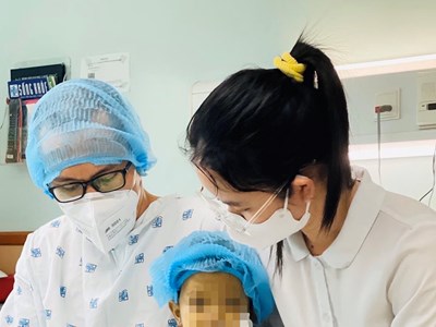 Ca ghép gan thành công từ bố ruột cho bé gái 2 tuổi