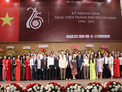 Nhạc viện TP.HCM đón nhận Cờ thi đua Chính phủ