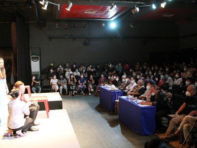 Khán giả khóc - cười cùng nhân vật