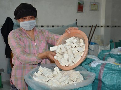 Làng nghề bánh mứt “chạy đua” ngày cận Tết