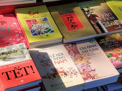 Sách Tết đầy ắp kệ