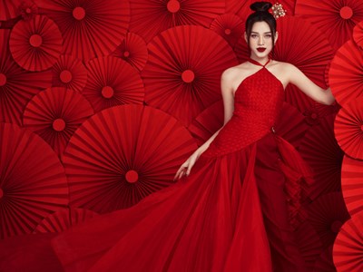 Hoa hậu Đỗ Thị Hà diện yếm đỏ quyến rũ trong bộ ảnh Tết