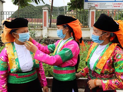 Phụ nữ vùng cao biên giới nêu cao tinh thần “5K” phòng, chống Covid-19